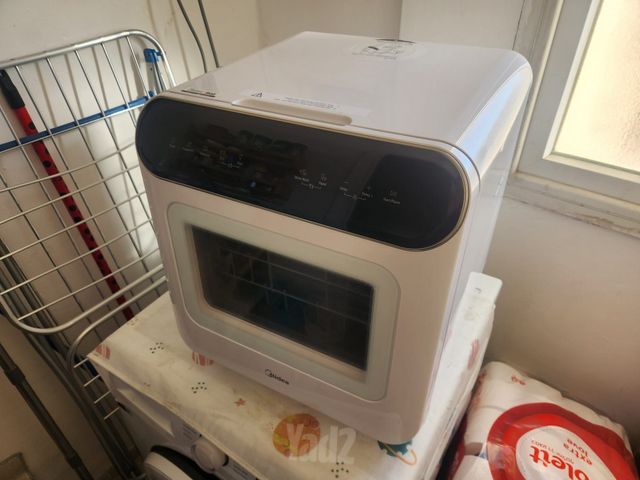 מדיח על השיש של Midea