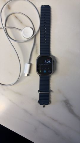 Apple Watch Ultra 2 ומטען