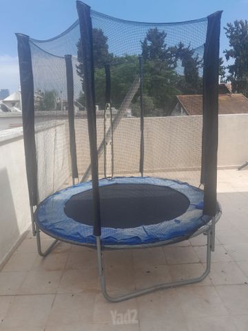 טרפולינה לחצר