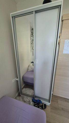 ארון עם מראה