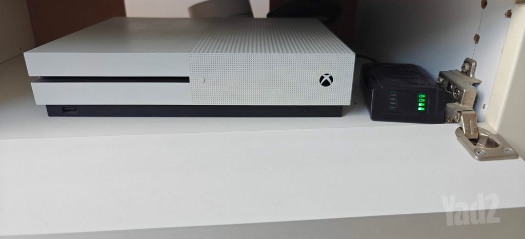 Xbox One S + 3 שלטים + משחקים