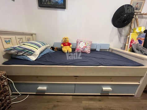 מיטת חבר עצמלה