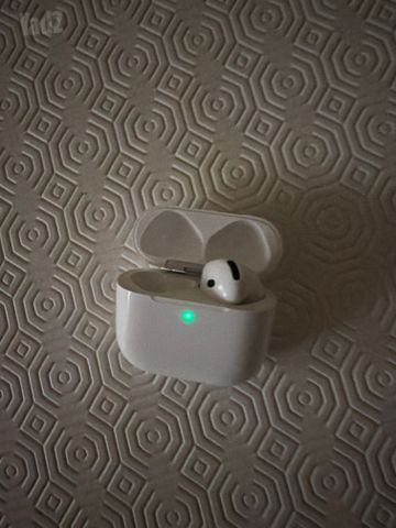 ‏אוזניות AirPods 4