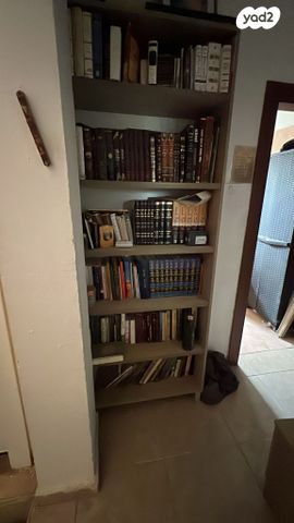 ארון מדפים