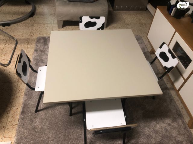 שולחן לילדים עם 4 כיסאות