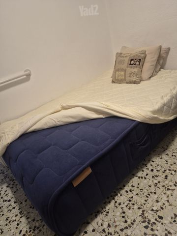מיטה שידה ומראה