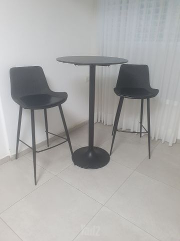 שולחן בר + 2 כסאות