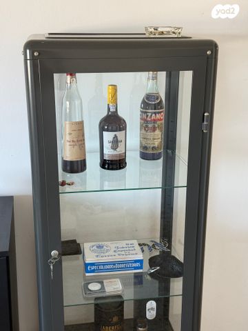 ארון זכוכית ויטרינה של איקאה