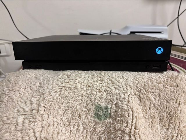 Xbox one x 1tb  +  תוספות