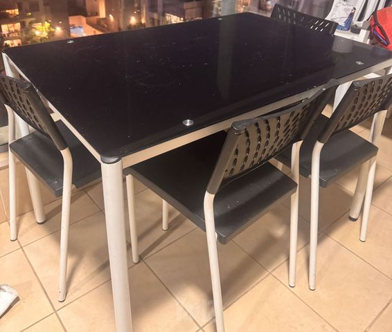 שולחן וכסאות