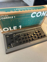 Softube Console 1 MK2 באריזה