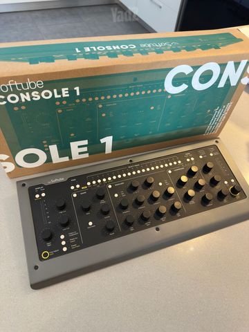 Softube Console 1 MK2 באריזה