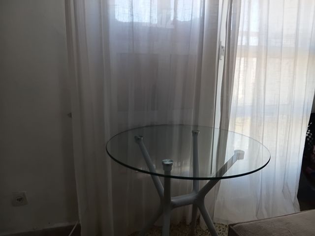 שולחן זכוכית