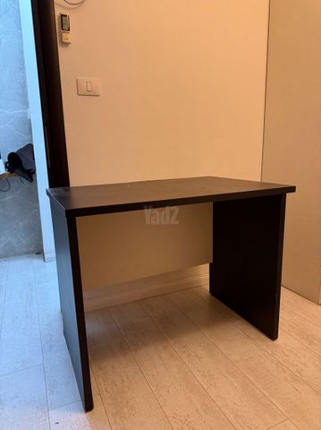 שולחן עבודה מעץ בצבע שחור