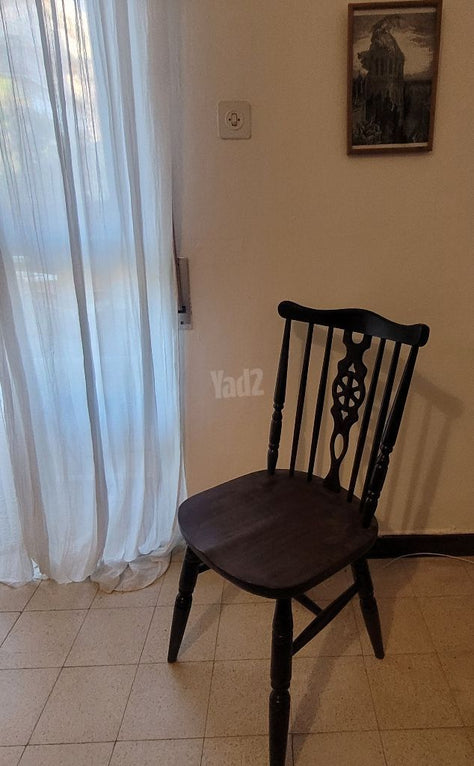 כיסא עץ