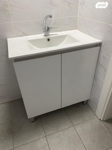 ארון אמבטיה וכיור תלוי