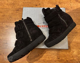 מגפונים Prada
