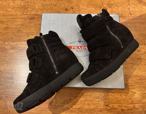 מגפונים Prada