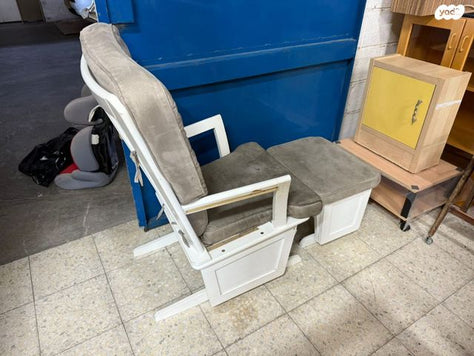 כיסא נדנדה עם הדום נדנדה