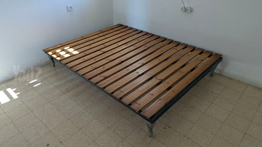 בסיס עץ למיטה