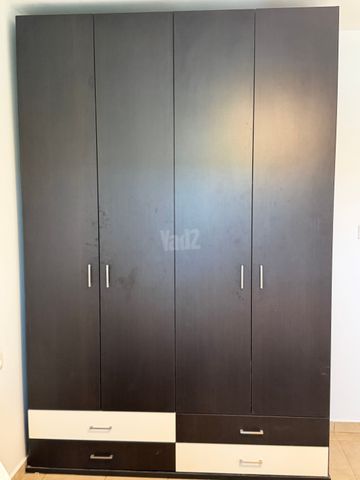 ארון בצדים