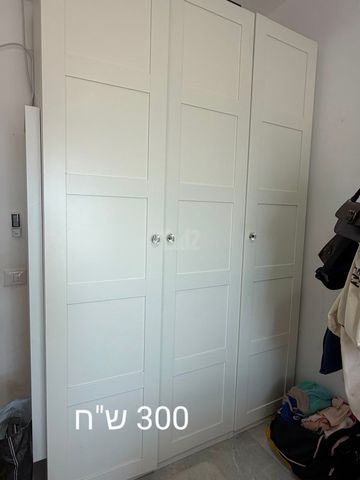 ארון בגדים לבן