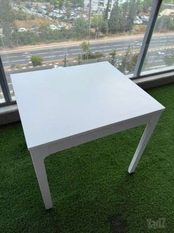 שולחן Ikea בצבע לבן