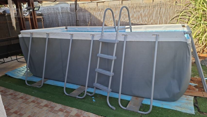 בריכת שחייה