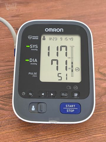 מד לחץ דם OMRON M7