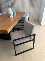 8 כסאות