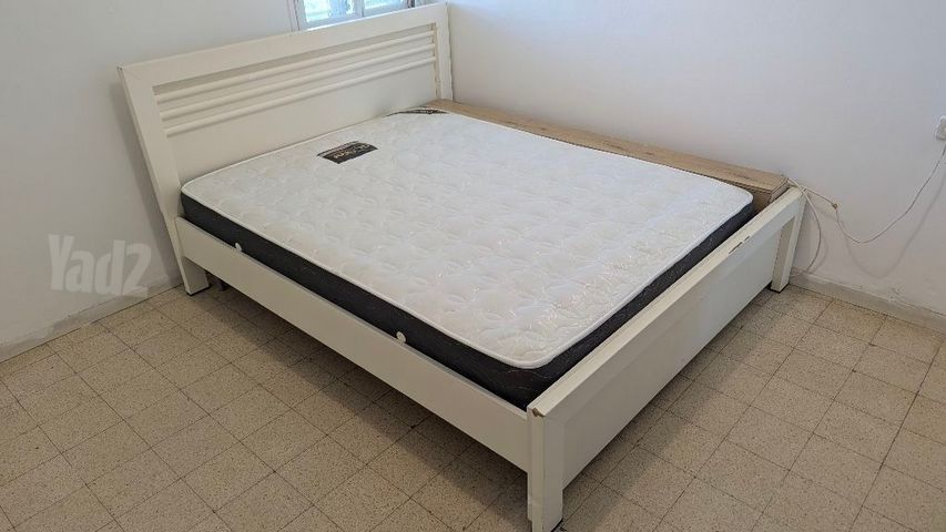מיטה עם בסיס