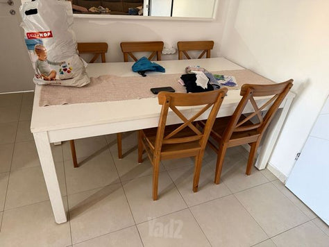 שולחן עם כסאות