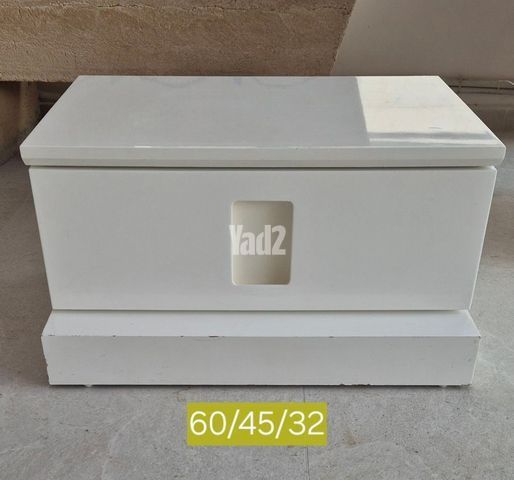 שידה לצד מיטה בצבע לבן מבריק