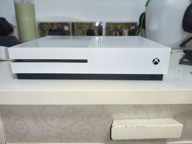 Xbox one s עם שני שלטים