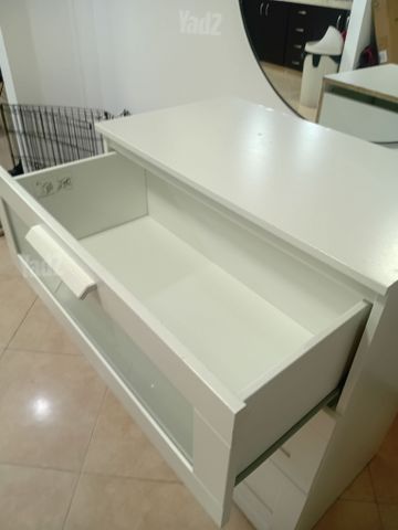 שידה עם מגירות