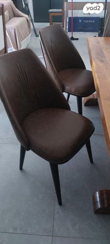 Chaise en simili cuir