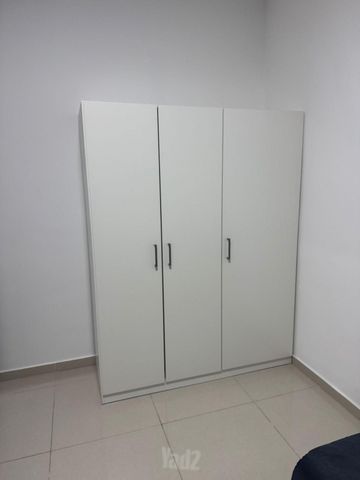 ארון בגדים מעץ