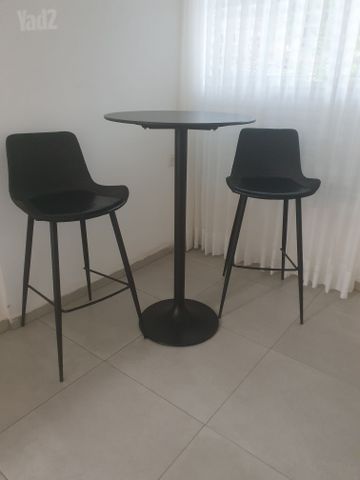 שולחן בר + 2 כסאות