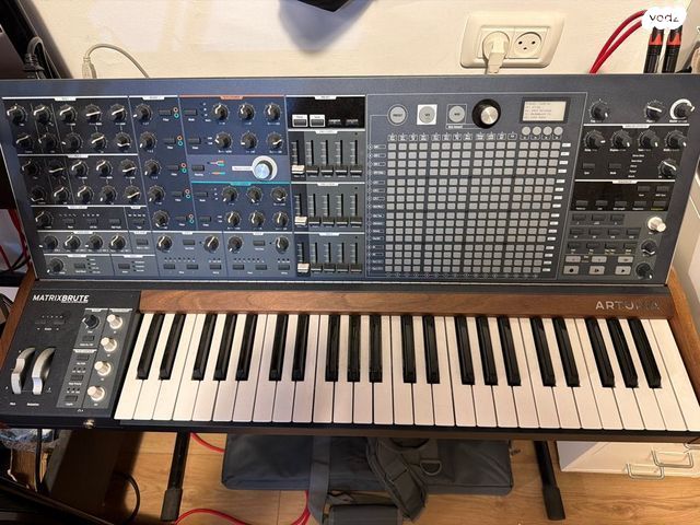 Arturia MatrixBrute