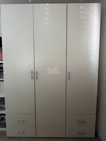 ארון בגדים במצב מעולה