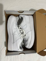 Nike Air Force 1 LE – לבן