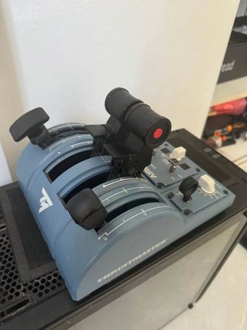 מצערת לטיסה Thrustmaster