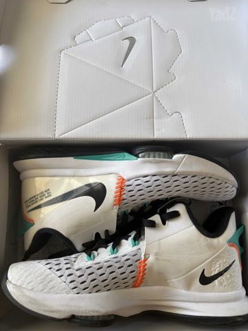 נעלים Nike LeBron Witness 5