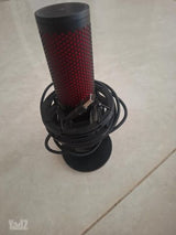 HyperX QuadCast 2 עם מעמד וכבל