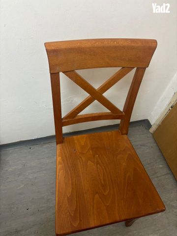 כסאות עץ