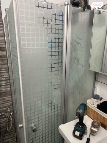 מקלחון פינתי מחולק 80&80