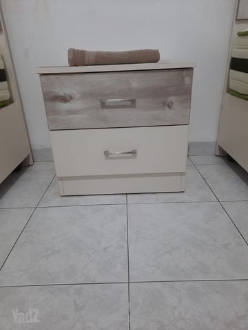 2 מיטות ושידה