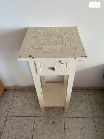 שידת עץ עם חריטה
