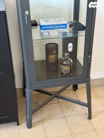 ארון זכוכית ויטרינה של איקאה