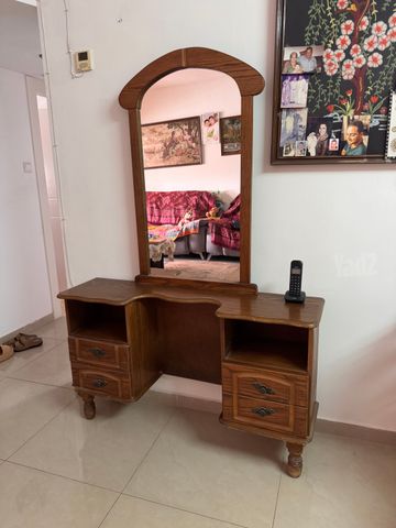 ‏שידת Vintage מעץ מלא
